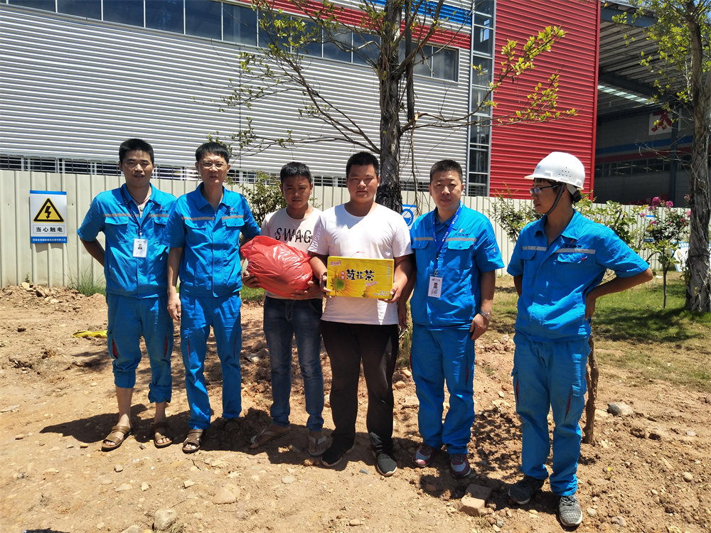 2018年7月18日 上杭曠遠(yuǎn)能源總經(jīng)理高溫慰問到工地，炎炎夏日送清涼